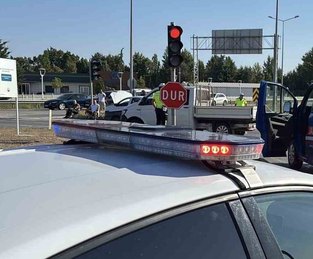 Edirne'de kavşakta çarpışma: iki kişi yaralandı