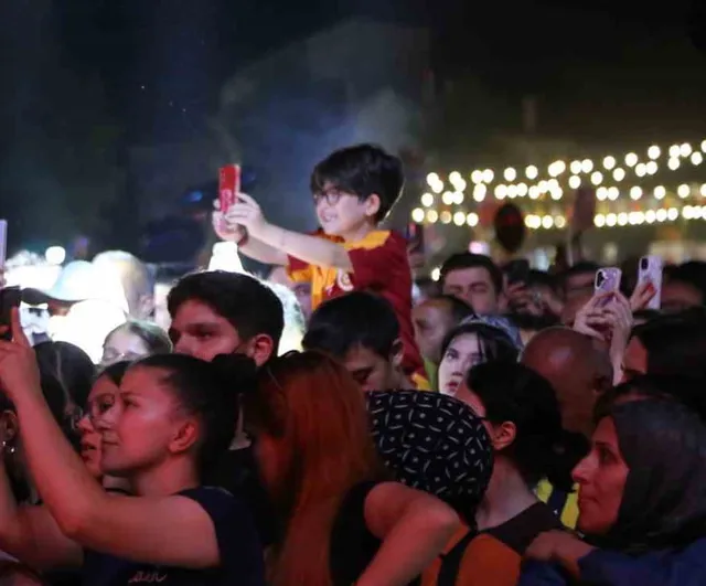 Edis ve Bengü Taşköprü'de 40 bin kişiye unutulmaz konser gecesi yaşattı