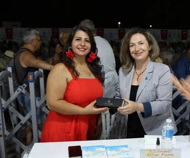 Edremit kitap fuarı ikinci gününde fikir, şiir ve ezgilerle doldu