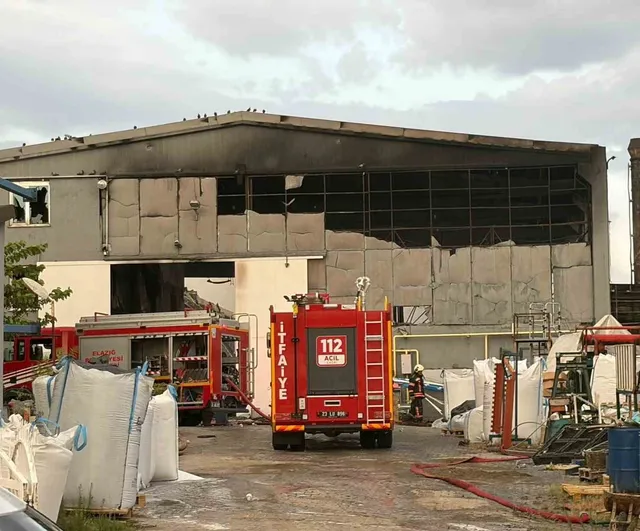 Elazığ'da dumanlar birçok noktadan görüldü: yalıtım fabrikasındaki yangın 3,5 saatte durduruldu
