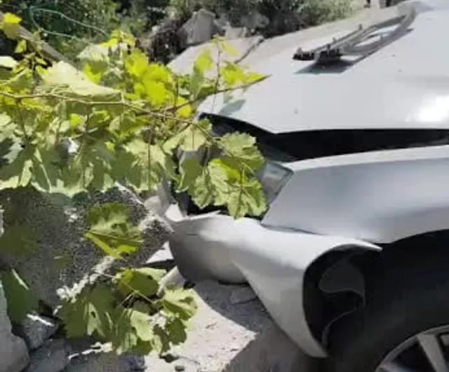 Erciş yakınlarında duvara çarpan Skoda Octavia'da iki kişi hafif yaralandı