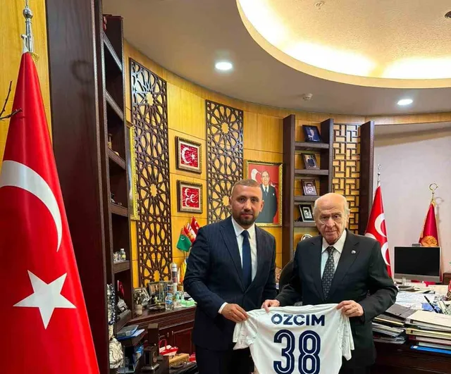 Erciyes 38 FK yönetimi Bahçeli'ye sezon forması sundu