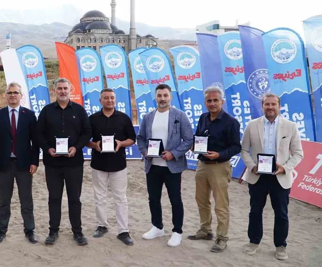 Erciyes'te 2 bin 200 metrede plaj hentbolu spor turizmine yeni soluk