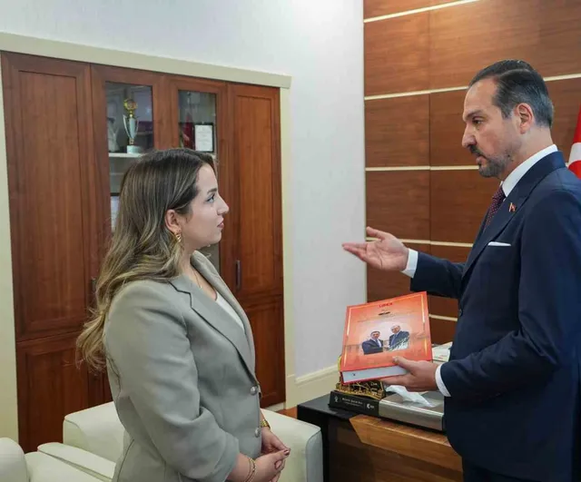 Erdoğan Bişkek'te Caparov'a iki dilli özel kitap armağan edecek