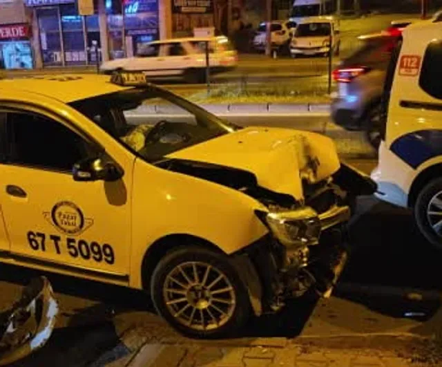 Ereğli'de arkadan çarpma sonucu ticari taksi kullanılamaz hale geldi