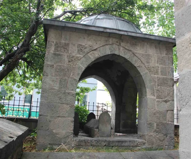 Erzurum'da gün yüzüne çıkan Ane Hatun türbesi ve kitabedeki dizeler