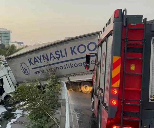Esenler'de erken saat kazası: tır dereye uçtu, sürücü yaralandı