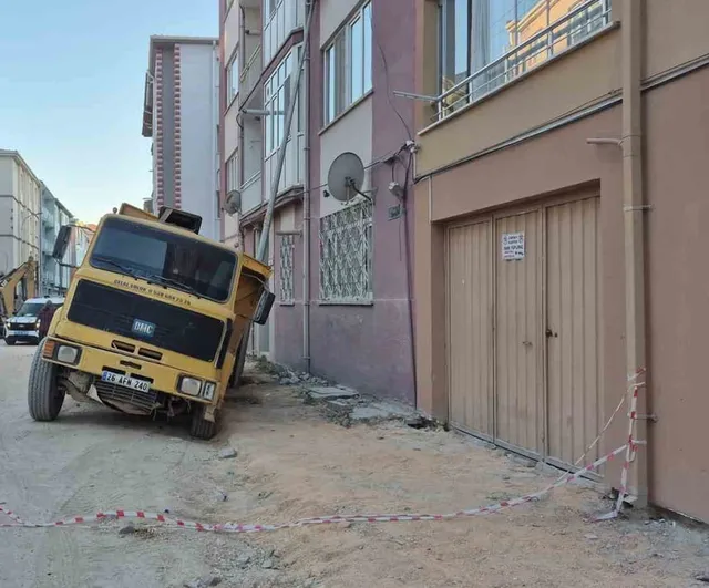 Eskişehir'de çöken yol park halindeki belediye kamyonunu çukura çekti