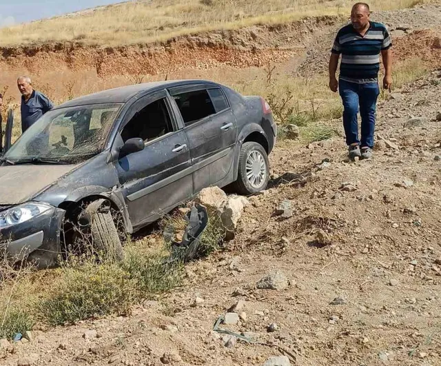Eskişehir'de savrulan otomobil bulvar kenarındaki toprak alana girerek durdu