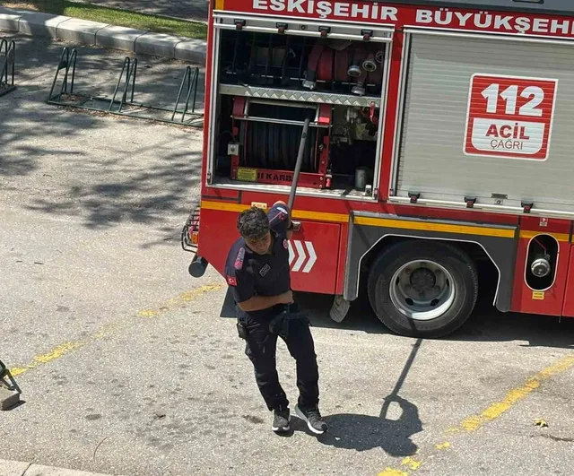 Eskişehir Odunpazarı mezarlığında kuru ot yangını kabirlere zarar verdi