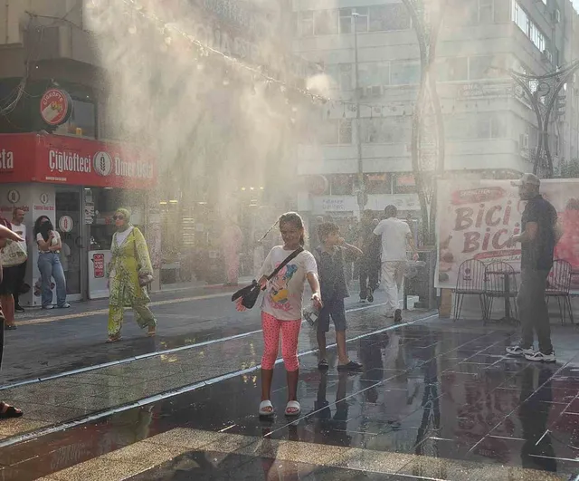 Esnaftan kavurucu sıcakta sokak sakinlerine fıskiye ile serinlik
