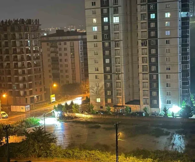Fatsa'da sağanak yolları göle çevirdi