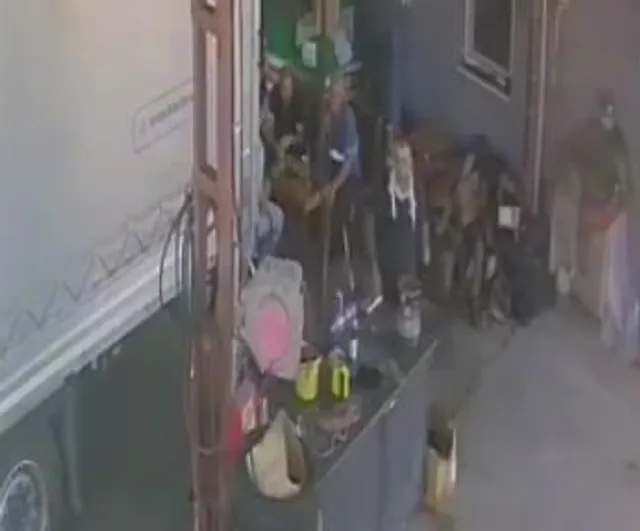 Fatsa iş yerinde lokma boğazı tıkadı, iş arkadaşı Heimlich manevrasıyla kurtardı