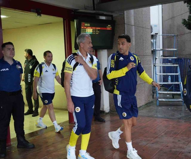 Fenerbahçe kafilesi Samsun'da taraftar ilgisiyle karşılandı