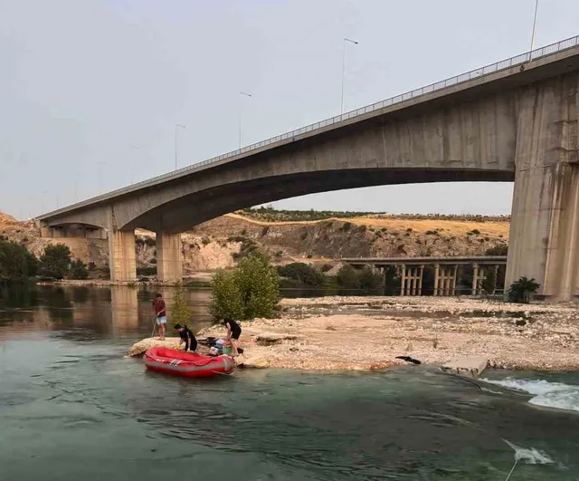 Fırat kıyısında piknik dönüşü mahsur kalan 10 kişi kurtarıldı