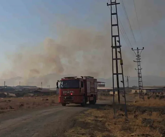 gaziantep'te kırsal arazide yayılan yangın binlerce dönümü ve saman balyalarını yok etti