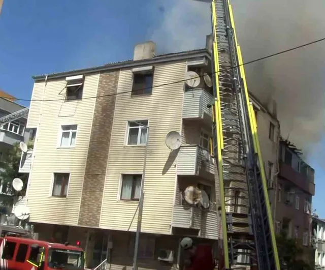 Gaziosmanpaşa'da çatıda başlayan yangın bitişik iki binaya sıçradı