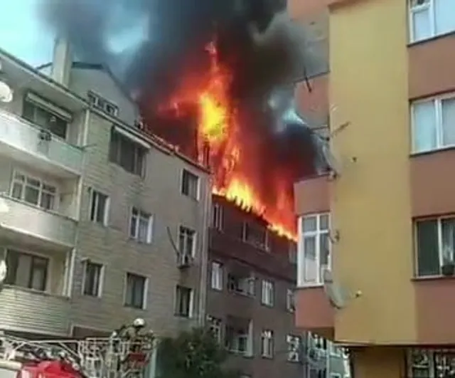 Gaziosmanpaşa Şemsipaşa'da çatıda çıkan yangın bitişik binaya sıçradı