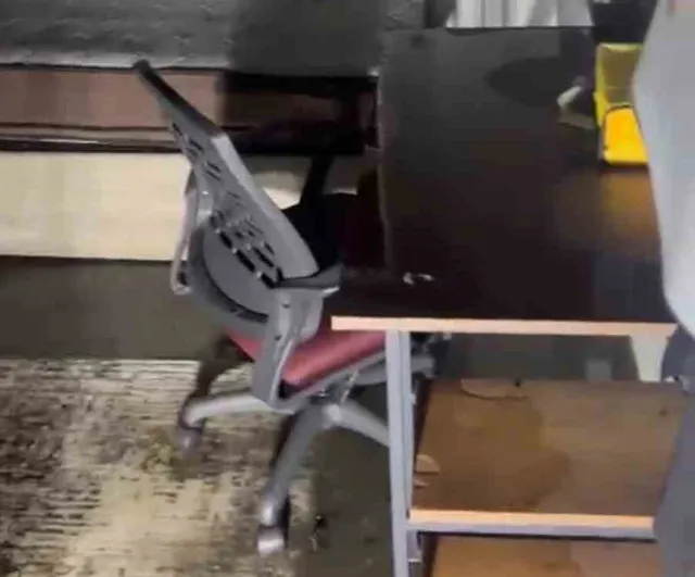 Gece evde çıkan yangında bir kişi hayatını kaybetti, eşi yaralı