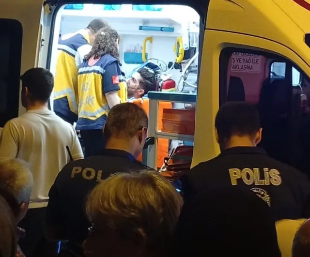 Gece yarısı Küçükçekmece'de çatı katı yangını, bir kişi tedaviye kaldırıldı