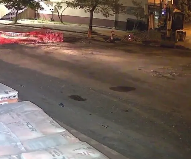 Gece yolunda fark edilmeyen çukur Karasu'da otomobili saplandırdı
