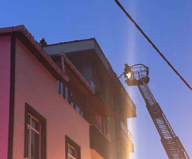 Geceyi sarsan duman: Ümraniye'de çatı yangını itfaiyeyi alarma geçirdi