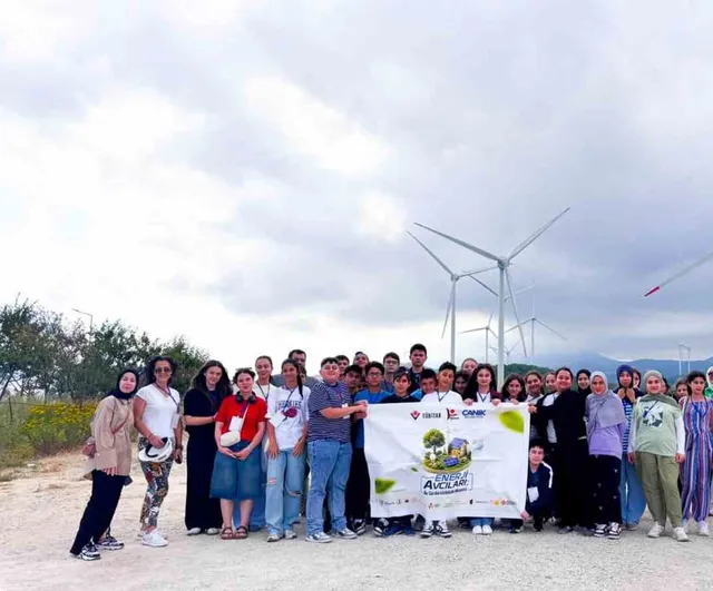 Genç enerji avcıları sahada sürdürülebilirlik ve teknoloji öğreniyor