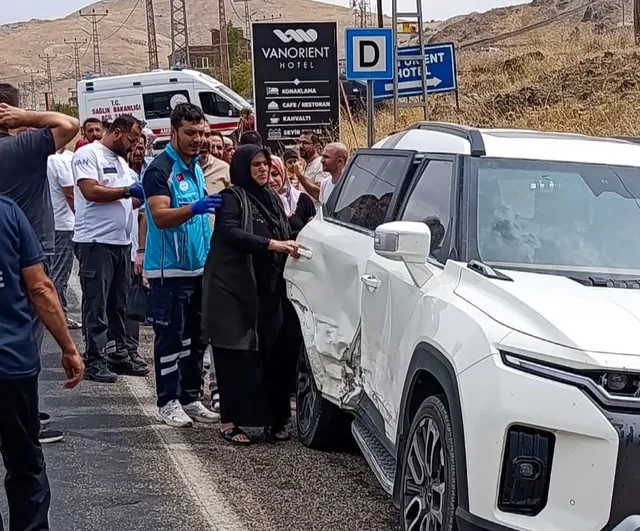 Gevaş'ta Van-Bitlis karayolunda çarpışma: 1 kişi yaralandı