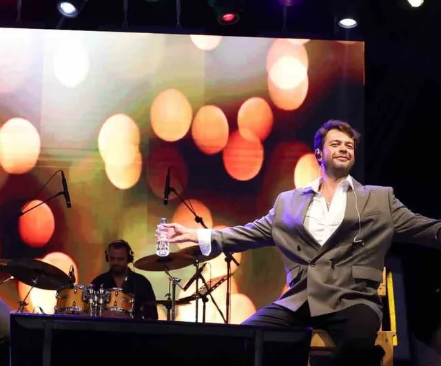 Geyikkoşan sahilinde halk oyunları, müzik ve mizah bir araya geldi