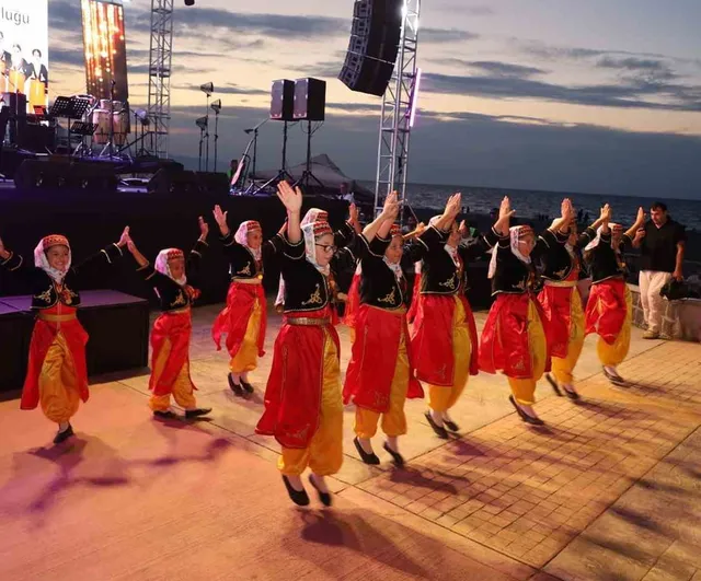 Geyikkoşan sahilinde Rafet El Roman'la yaz gecesi coşkusu