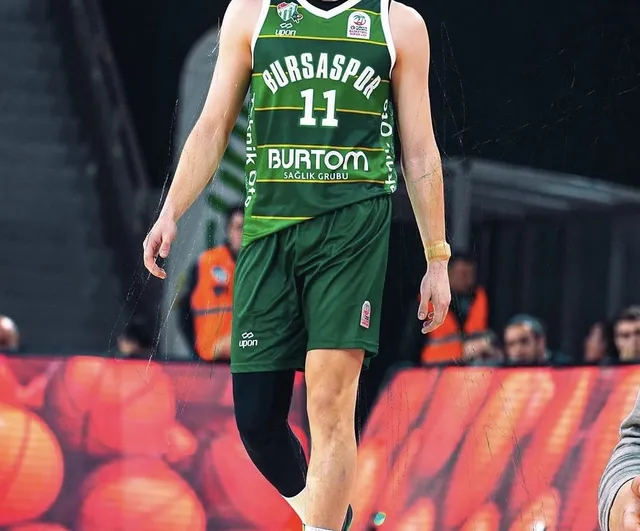 Glint Körfez Basket Berk Can Akın'la gençleşti