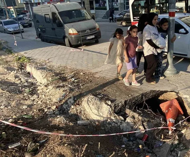 Gökmeydan'da kaldırım çukurları yaya güvenliğini tehdit ediyor