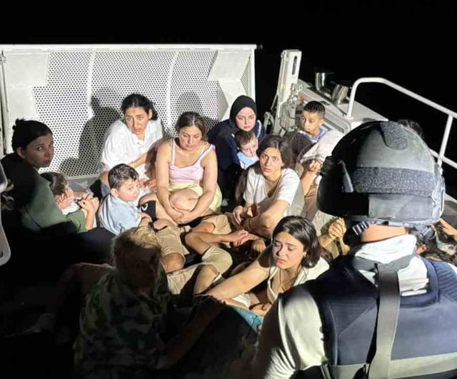 Gökova körfezinde İtalya rotası izleyen yelkenlide 64 göçmen ve 4 şüpheli yakalandı