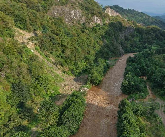 Görele'de selde kaybolan anne ve kızı için havadan arama çalışmaları görüntülendi