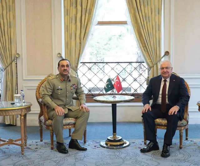 Görüşme öncesi stratejik temas: Yaşar Güler ile Pakistan komutanı bir araya geldi