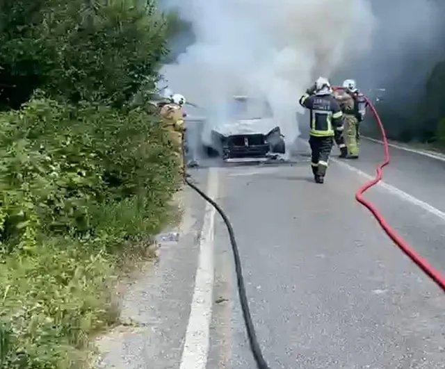 Gürgenpınarı'nda seyir halindeki otomobil alev aldı, yaralanan yok