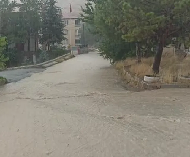Gürün'de yoğun sağanak karayolunda su birikintilerine yol açtı; ulaşım normale döndü