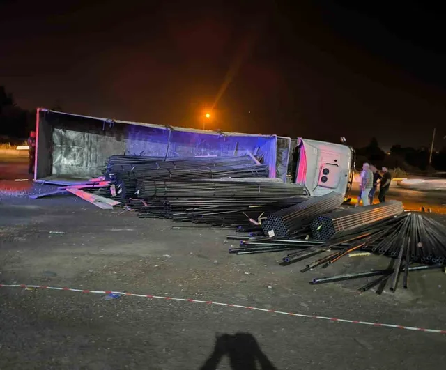 Halatın kopmasıyla Dörtyol’da tır devrildi, demirler yola saçıldı