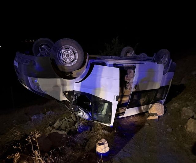 Hasankeyf dönüşünde minibüs kontrolden çıktı: gençler hastaneye kaldırıldı