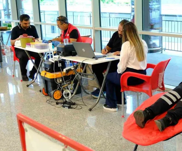 Hastane personeli dünya insani yardım gününde kan bağışıyla umut oldu