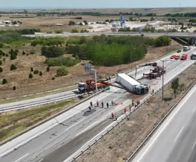 Havsa'da meyve yüklü tırın devrilmesi Avrupa Otoyolu'nu saatlerce kapattı
