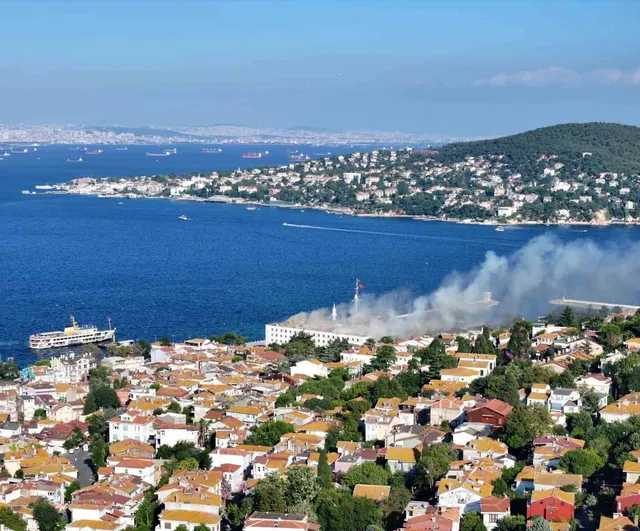 Heybeliada'da restorasyon sırasında çatı yangını: itfaiye müdahalesi sürüyor