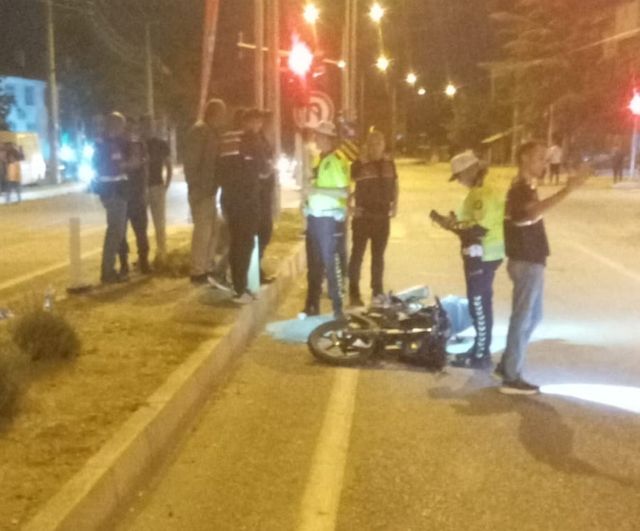 Hüyük'te kavşakta çarpışma: motosikletteki iki kişi yaralandı