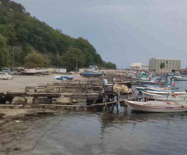 İnebolu’da sezona hazırlanan balıkçılar palamut umuduyla ağlarını onarıyor