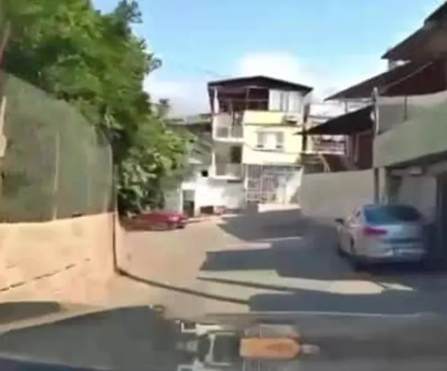 İskenderun'da yanlış vitese geçirilen araç evin duvarına çarptı
