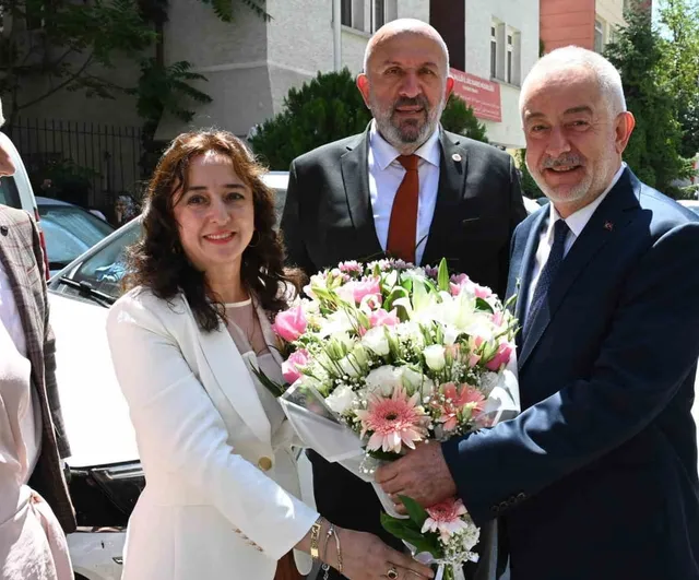 Isparta belediye başkanı Şükrü Başdeğirmen'e Muhtarlar Konfederasyonu'ndan yılın en başarılı belediye başkanı ödülü