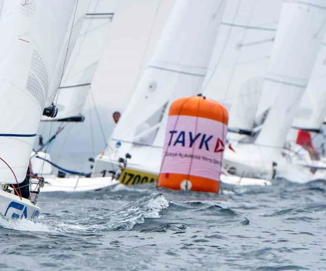 J70 etabında rüzgârla dans eden ekip Team Nautique Yachting zirveye çıktı