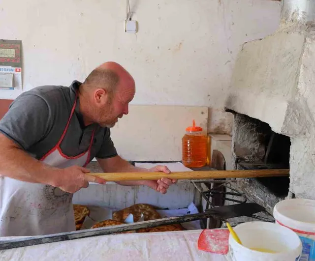 Kahramanmaraş'ın Çardak mahallesinde 160 yıllık ekmek geleneği sürüyor