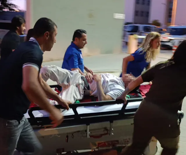 Kaldırımdaki levhaya çarpan motosiklet sürücüsüne duvardan atlayan doktor müdahale etti