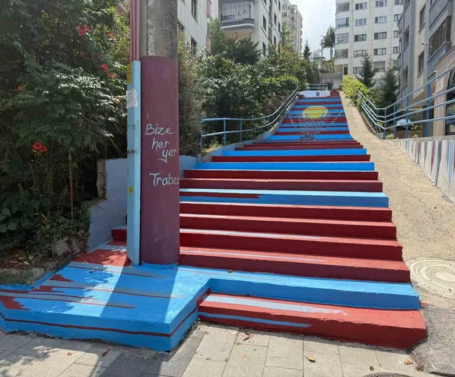 Kaldırımlar bordo-mavi: Trabzon sokaklarında şampiyonluk havası